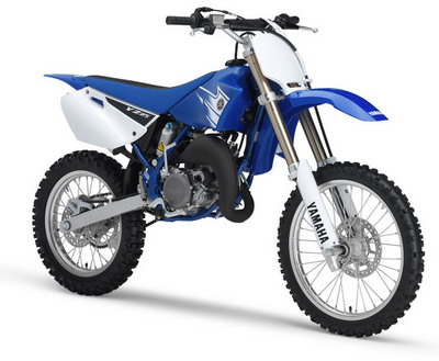 elle demonte sette moto un 